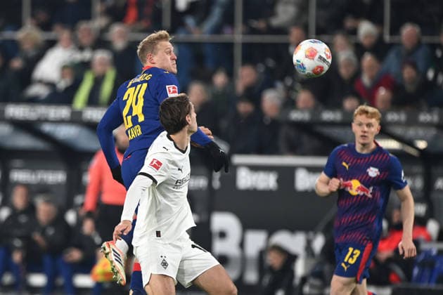 Xaver SCHLAGER L vs Florian NEUHAUS MG Header duel, action, duel, Football 1 Bundesliga Season 2025 2026, 12 Matchday, Matchday12, matchday12, Borussia Moenchengladbach MG RB Leipzig L 0 0 on 28 11 2025 BORUSSIA PARK Moenchengladbach DFL regulations prohibit any use of photographs as image sequences and or quasi video ÃÂ