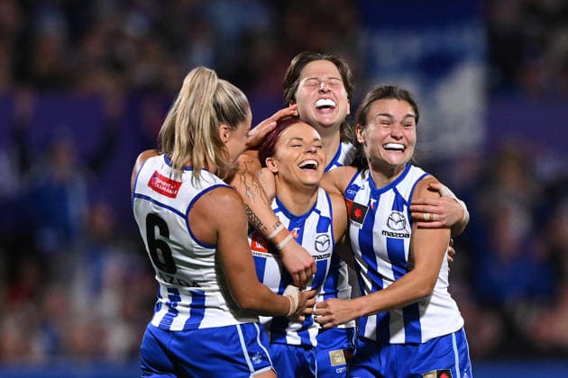 AFLW GRAND FINAL, Jenna Bruton of the Kangaroos (centre) celebrates with team mates after kicking a goal during the AFLW Grand Final match between the North Melbourne Kangaroos and the Brisbane Lions at Ikon Park in Melbourne, Saturday, November 29, 2025. ( NO ARCHIVING, EDITORIAL USE ONLY MELBOURNE VICTORIA AUSTRALIA  Copyright: xJAMESxROSSx 20251129111844629695