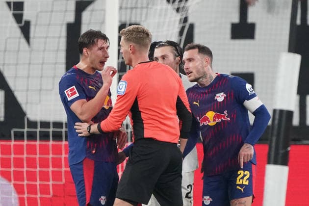 Soccer, 1 BL season 2025 2026 Borussia Mönchengladbach vs RB leipzig , 28 11 2025, stadium in Borussia Park Mönchengladbach, willi Orban ,RB Leipzig protests, Timo Gerach referee,