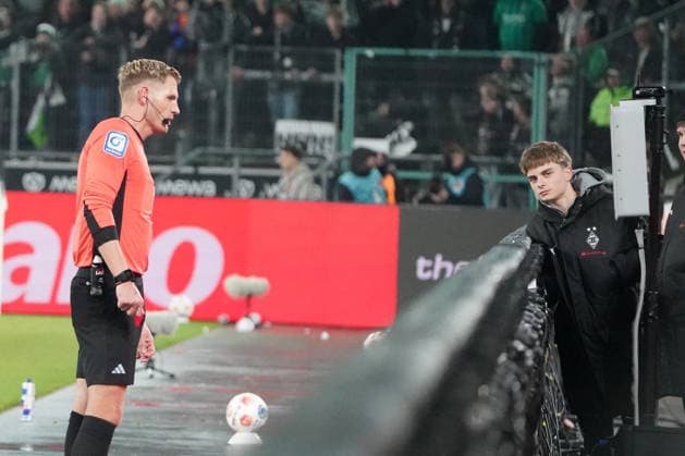 Soccer, 1 BL Season 2025 2026 Borussia Mönchengladbach vs RB Leipzig , 28 11 2025, Stadion im Borussia Park Mönchengladbach, ,Timo Gerach , Referee studies video evidence