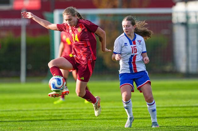 29 11 2025, xydrx, Football, International, European Championship Qualification U19 Women, Germany Faroe Islands, Sportschule Wedau Maria Penner GER 14 in duel against Ranja Joensen FRO 16 DFB regulations prohibit any use of photographs as image sequences and or quasi video Photo xYannisxDreimannxPressefotokochx Nordrhein Westfahlen Germany