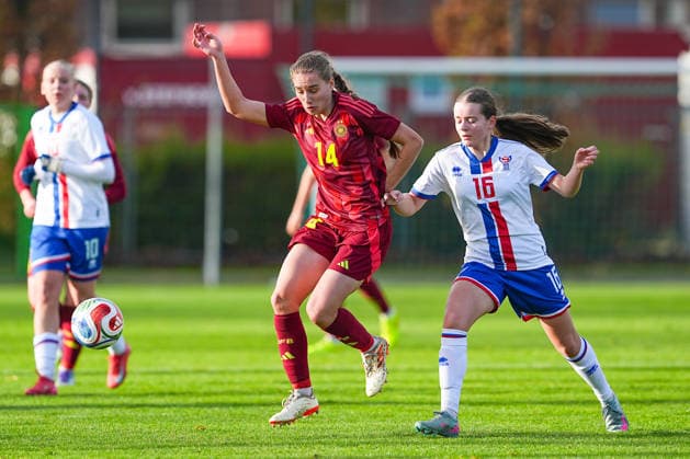 29 11 2025, xydrx, Football, International, European Championship Qualification U19 Women, Germany Faroe Islands, Sportschule Wedau Maria Penner GER 14 in duel against Ranja Joensen FRO 16 DFB regulations prohibit any use of photographs as image sequences and or quasi video Photo xYannisxDreimannxPressefotokochx Nordrhein Westfahlen Germany