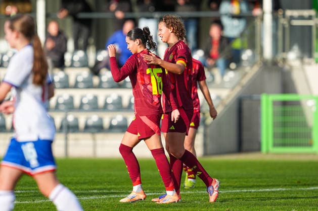 29 11 2025, xydrx, Football, International, European Championship Qualification U19 Women, Germany Faroe Islands, Sportschule Wedau Goal celebration after the goal to 3 0 for Germany by scorer Kassandra Potsi GER 16 together with Rosa Rueckert GER 10 DFB regulations prohibit any use of photographs as image sequences and or quasi video Photo xYannisxDreimannxPressefotokochx Nordrhein Westfahlen Germany