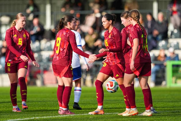 29 11 2025, xydrx, Football, International, European Championship Qualification U19 Women, Germany Faroe Islands, Sportschule Wedau Goal celebration after the goal to 3 0 for Germany by scorer Kassandra Potsi GER 16 together with Leonie Koepp GER 9 and Maria Penner GER 14 DFB regulations prohibit any use of photographs as image sequences and or quasi video Photo xYannisxDreimannxPressefotokochx Nordrhein Westfahlen Germany