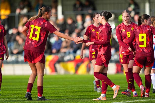 29 11 2025, xydrx, Football, International match, European Championship Qualification U19 Women, Germany Faroe Islands, Sportschule Wedau Goal celebration after the goal to 3 0 for Germany by scorer Kassandra Potsi GER 16 together with Svenja Voehringer GER 13 DFB regulations prohibit any use of photographs as image sequences and or quasi video Photo xYannisxDreimannxPressefotokochx Nordrhein Westfahlen Germany