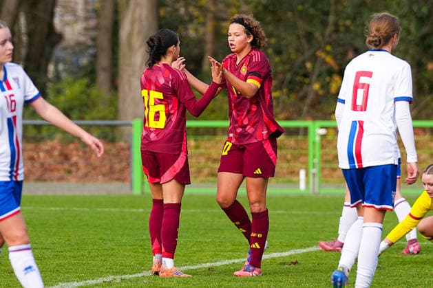29 11 2025, xydrx, Football, International, European Championship Qualification U19 Women, Germany Faroe Islands, Sportschule Wedau Goal celebration after the goal to 4 0 for Germany by scorer Rosa Rueckert GER 10 together with Kassandra Potsi GER 16 DFB regulations prohibit any use of photographs as image sequences and or quasi video Photo xYannisxDreimannxPressefotokochx Nordrhein Westfahlen Germany