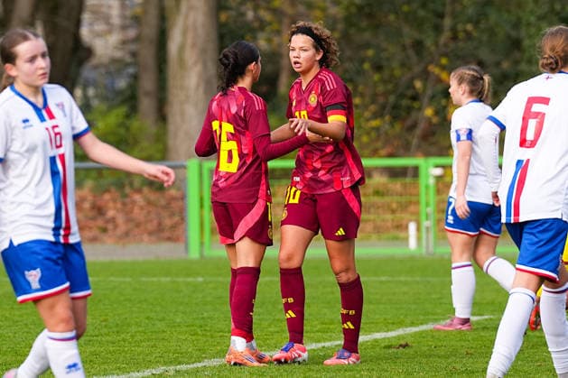 29 11 2025, xydrx, Football, International, European Championship Qualification U19 Women, Germany Faroe Islands, Sportschule Wedau Goal celebration after the goal to 4 0 for Germany by scorer Rosa Rueckert GER 10 together with Kassandra Potsi GER 16 DFB regulations prohibit any use of photographs as image sequences and or quasi video Photo xYannisxDreimannxPressefotokochx Nordrhein Westfahlen Germany