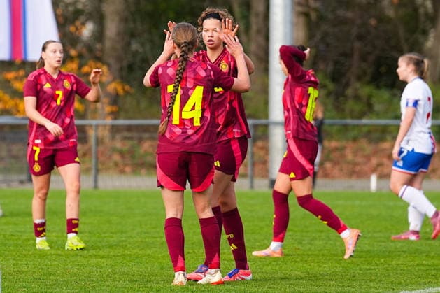 29 11 2025, xydrx, Football, International, European Championship Qualification U19 Women, Germany Faroe Islands, Sportschule Wedau Goal celebration after the goal to 4 0 for Germany by scorer Rosa Rueckert GER 10 together with Maria Penner GER 14 DFB regulations prohibit any use of photographs as image sequences and or quasi video Photo xYannisxDreimannxPressefotokochx Nordrhein Westfahlen Germany