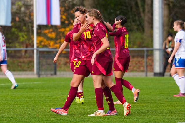 29 11 2025, xydrx, Football, International, European Championship Qualification U19 Women, Germany Faroe Islands, Sportschule Wedau Goal celebration after the goal to 4 0 for Germany by scorer Rosa Rueckert GER 10 together with Maria Penner GER 14 DFB regulations prohibit any use of photographs as image sequences and or quasi video Photo xYannisxDreimannxPressefotokochx Nordrhein Westfahlen Germany