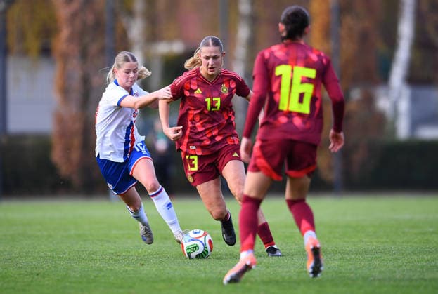 Soccer European Championship Qualification U19 Juniors Germany Faroe Islands on 29 11 2025 at the Sportschule Wedau in Duisburg Kassandra Potsi Germany , front Svenja Vöhringer Germany , center Birita Mohr Faroe Islands , left DFB regulations prohibit any use of photographs as image sequences and or quasi video Nordrhein Westfalen Germany