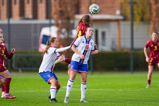 29 11 2025, xydrx, Football, International, European Championship Qualification U19 Women, Germany Faroe Islands, Sportschule Wedau Maria Penner GER 14 in a duel against Sara Kristiansen FRO 3 and Ranja Joensen FRO 16 DFB regulations prohibit any use of photographs as image sequences and or quasi video Photo xYannisxDreimannxPressefotokochx Nordrhein Westfahlen Germany