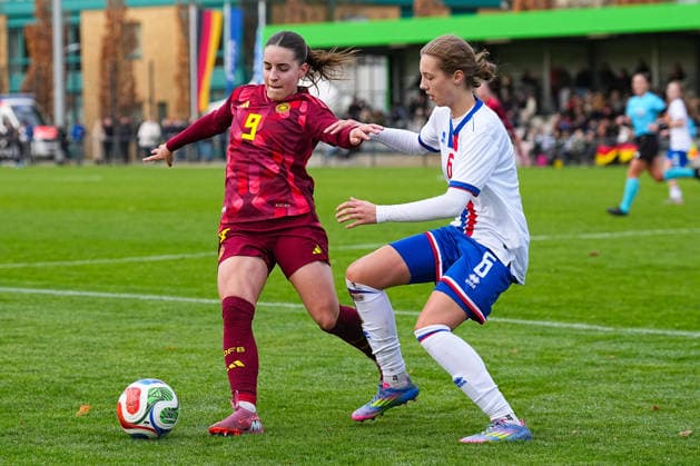 29 11 2025, xydrx, Football, International, European Championship Qualification U19 Women, Germany Faroe Islands, Sportschule Wedau Leonie Koepp GER 9 in duel against Halla Ejdesgaard FRO 6 DFB regulations prohibit any use of photographs as image sequences and or quasi video Photo xYannisxDreimannxPressefotokochx Nordrhein Westfahlen Germany