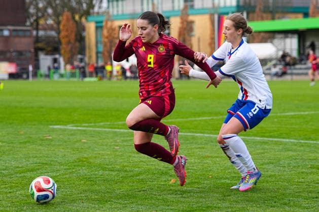 29 11 2025, xydrx, Football, International, European Championship Qualification U19 Women, Germany Faroe Islands, Sportschule Wedau Leonie Koepp GER 9 in duel against Halla Ejdesgaard FRO 6 DFB regulations prohibit any use of photographs as image sequences and or quasi video Photo xYannisxDreimannxPressefotokochx Nordrhein Westfahlen Germany