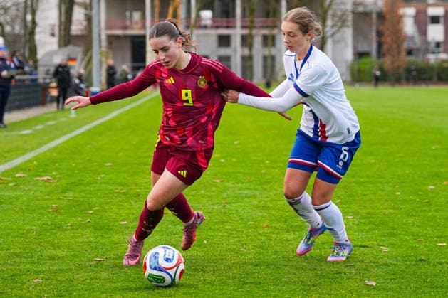 29 11 2025, xydrx, Football, International, European Championship Qualification U19 Women, Germany Faroe Islands, Sportschule Wedau Leonie Koepp GER 9 in duel against Halla Ejdesgaard FRO 6 DFB regulations prohibit any use of photographs as image sequences and or quasi video Photo xYannisxDreimannxPressefotokochx Nordrhein Westfahlen Germany