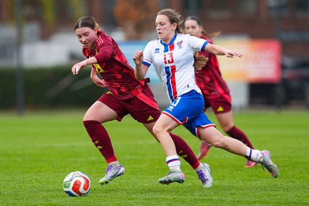 29 11 2025, xydrx, Football, International, European Championship Qualification U19 Women, Germany Faroe Islands, Sportschule Wedau Tessa Zimmermann GER 19 in duel against Sara Benjaminsen FRO 13 DFB regulations prohibit any use of photographs as image sequences and or quasi video Photo xYannisxDreimannxPressefotokochx Nordrhein Westfahlen Germany