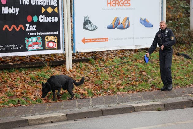 29 11 2025, Football, Men, 3 League, Season 2025 2026, 1 FC Saarbrücken Rot Weiss Essen, The police operation around the Ludwigsparkstadion, A police dog walks with a policeman Saarbrücken Ludwigsparkstadion Saarland Germany DEU Copyright: xSebastianxBachx