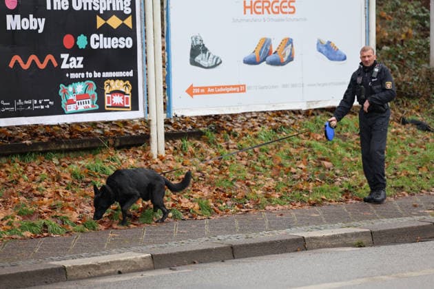 29 11 2025, Football, Men, 3 League, Season 2025 2026, 1 FC Saarbrücken Rot Weiss Essen, The police operation around the Ludwigsparkstadion, A police dog walks with a policeman Saarbrücken Ludwigsparkstadion Saarland Germany DEU Copyright: xSebastianxBachx