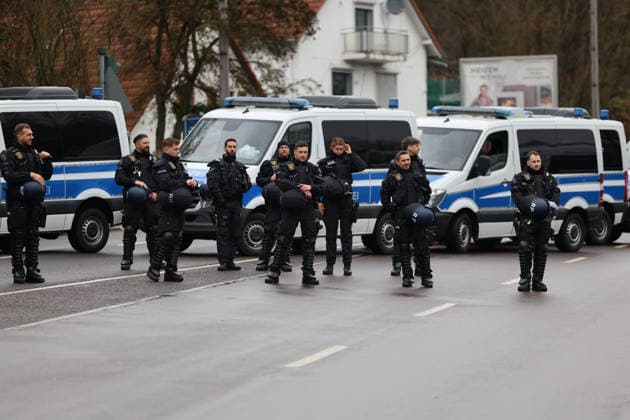 29 11 2025, Football, Men, 3 League, Season 2025 2026, 1 FC Saarbrücken Rot Weiss Essen, The police operation around the Ludwigsparkstadion Saarbrücken Ludwigsparkstadion Saarland Germany DEU Copyright: xSebastianxBachx