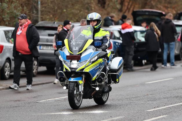 29 11 2025, Football, Men, 3 League, Season 2025 2026, 1 FC Saarbrücken Rot Weiss Essen, The police operation around the Ludwigsparkstadion, A police motorcycle in action Saarbrücken Ludwigsparkstadion Saarland Germany DEU Copyright: xSebastianxBachx