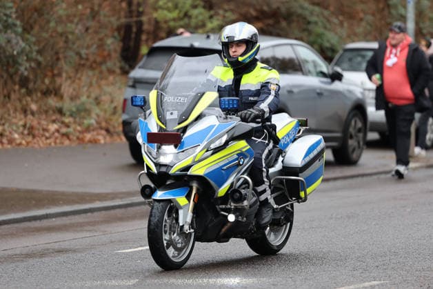 29 11 2025, Football, Men, 3 League, Season 2025 2026, 1 FC Saarbrücken Rot Weiss Essen, The police operation around the Ludwigsparkstadion, A police motorcycle in action Saarbrücken Ludwigsparkstadion Saarland Germany DEU Copyright: xSebastianxBachx