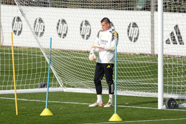 November 29, 2025, Valdebebas, Madrid, Spain: Andriy Lunin during the training day of Real Madrid ahead the Spanish League, LaLiga EA Sports, football match against Girona FC at Ciudad Deportiva Real Madrid on November 29, 2025, in Valdebebas, Madrid, Spain. Valdebebas Spain - ZUMAa181 20251129_zaa_a181_006 Copyright: xOscarxJ.xBarrosox