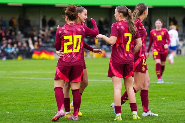 29 11 2025, xydrx, Football, International, European Championship Qualification U19 Women, Germany Faroe Islands, Sportschule Wedau Goal celebration after the goal to 5 0 for Germany by scorer Amy Wrigge GER 20 together with Helen Boerner GER 17 and Zoe Schick GER 7 DFB regulations prohibit any use of photographs as image sequences and or quasi video Photo xYannisxDreimannxPressefotokochx Nordrhein Westfahlen Germany