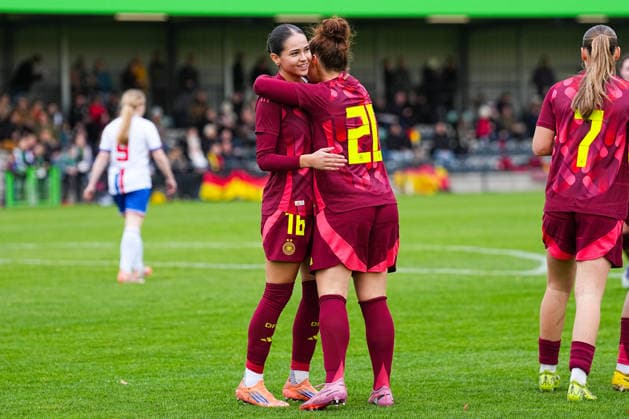 29 11 2025, xydrx, Football, International, European Championship Qualification U19 Women, Germany Faroe Islands, Sportschule Wedau Goal celebration after the goal to 5 0 for Germany by scorer Amy Wrigge GER 20 together with Kassandra Potsi GER 16 DFB regulations prohibit any use of photographs as image sequences and or quasi video Photo xYannisxDreimannxPressefotokochx Nordrhein Westfahlen Germany