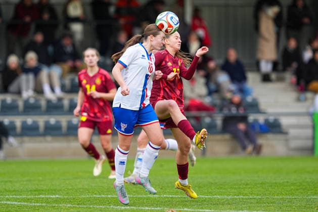 29 11 2025, xydrx, Football, International, European Championship Qualification U19 Women, Germany Faroe Islands, Sportschule Wedau Ranja Joensen FRO 16 in duel against Helen Boerner GER 17 DFB regulations prohibit any use of photographs as image sequences and or quasi video Photo xYannisxDreimannxPressefotokochx Nordrhein Westfahlen Germany