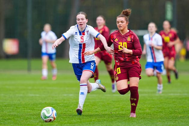 29 11 2025, xydrx, Football, International, European Championship Qualification U19 Women, Germany Faroe Islands, Sportschule Wedau Helga Mikkelsen FRO 5 in duel against Amy Wrigge GER 20 DFB regulations prohibit any use of photographs as image sequences and or quasi video Photo xYannisxDreimannxPressefotokochx Nordrhein Westfahlen Germany