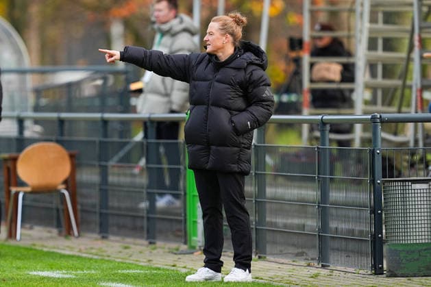 29 11 2025, xydrx, soccer, international match, European Championship qualification U19 women, Germany Faroe Islands, Sportschule Wedau Melanie Behringer coach U19 women Germany gesticulating DFB regulations prohibit any use of photographs as image sequences and or quasi video Photo xYannisxDreimannxPressefotokochx Nordrhein Westfahlen Germany
