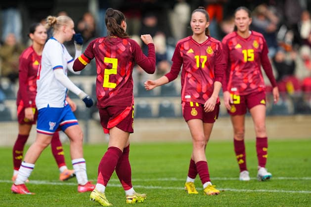 29 11 2025, xydrx, Football, International match, European Championship Qualification U19 Women, Germany Faroe Islands, Sportschule Wedau Goal celebration after the goal to 6 0 for Germany by scorer Felicia Straeßer GER 2 together with Helen Boerner GER 17 DFB regulations prohibit any use of photographs as image sequences and or quasi video Photo xYannisxDreimannxPressefotokochx Nordrhein Westfahlen Germany