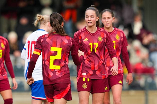 29 11 2025, xydrx, Football, International, European Championship Qualification U19 Women, Germany Faroe Islands, Sportschule Wedau orjubel after the goal to 6 0 for Germany by scorer Felicia Straeßer GER 2 together with Helen Boerner GER 17 DFB regulations prohibit any use of photographs as image sequences and or quasi video Photo xYannisxDreimannxPressefotokochx Nordrhein Westfahlen Germany