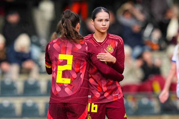 29 11 2025, xydrx, Football, International, European Championship Qualification U19 Women, Germany Faroe Islands, Sportschule Wedau orjubel after the goal to 6 0 for Germany by scorer Felicia Straeßer GER 2 together with Kassandra Potsi GER 16 DFB regulations prohibit any use of photographs as image sequences and or quasi video Photo xYannisxDreimannxPressefotokochx Nordrhein Westfahlen Germany