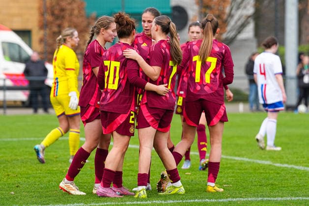 29 11 2025, xydrx, Football, International, European Championship Qualification U19 Women, Germany Faroe Islands, Sportschule Wedau Goal celebration after the goal to 8 0 for Germany by scorer Maria Penner GER 14 together with Helen Boerner GER 17 and Amy Wrigge GER 20 Zoe Schick GER 7 DFB regulations prohibit any use of photographs as image sequences and or quasi video Photo xYannisxDreimannxPressefotokochx Nordrhein Westfahlen Germany