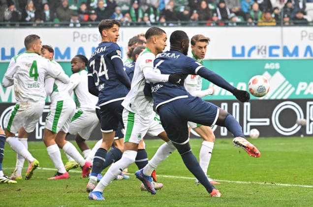 29 11 2025 Soccer Season 2025 2026 2 Soccer Bundesliga 14 Matchday SpVgg Greuther Fürth Kleeblatt VfL Bochum Sportfoto Zink MeZi xmexzix DFL regulations prohibit any use of photographs as image sequences and or quasi video only for editorial use Ibrahima Sissoko 6, VfL Bochum scores Goal Goal shot for 0 2 against Maximilian Solomon Dietz 33, SpVgg Greuther Fürth