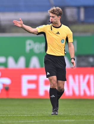 29 11 2025 Soccer Season 2025 2026 2 Soccer Bundesliga 14 Matchday SpVgg Greuther Fürth Kleeblatt VfL Bochum Sportfoto Zink xwoxzix DFL regulations prohibit any use of photographs as image sequences and or quasi video only for editorial use Jarno Wienefeld Referee