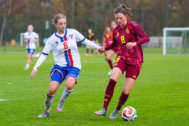29 11 2025, xydrx, Football, International, European Championship Qualification U19 Women, Germany Faroe Islands, Sportschule Wedau Halla Ejdesgaard FRO 6 in duel against Marie Gmeineder GER 6 DFB regulations prohibit any use of photographs as image sequences and or quasi video Photo xYannisxDreimannxPressefotokochx Nordrhein Westfahlen Germany