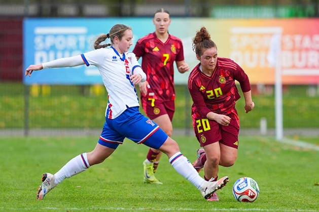 29 11 2025, xydrx, Football, International, European Championship Qualification U19 Women, Germany Faroe Islands, Sportschule Wedau Leona Djurhuus FRO 2 in duel against Amy Wrigge GER 20 DFB regulations prohibit any use of photographs as image sequences and or quasi video Photo xYannisxDreimannxPressefotokochx Nordrhein Westfahlen Germany