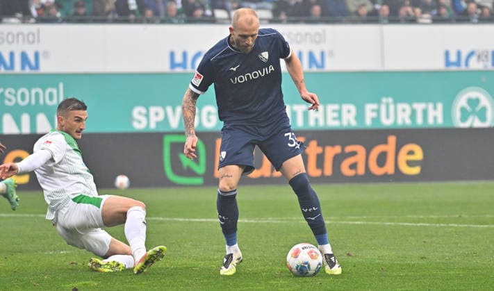 29 11 2025 Soccer Season 2025 2026 2 Soccer Bundesliga 14 Matchday SpVgg Greuther Fürth Kleeblatt VfL Bochum Sportfoto Zink MeZi xmexzix DFL regulations prohibit any use of photographs as image sequences and or quasi video only for editorial use Philipp Hofmann 33, VfL Bochum erzielt Treffer Tor Torschuß zum 0 3 gegen Philipp Ziereis 4, SpVgg Greuther Fürth