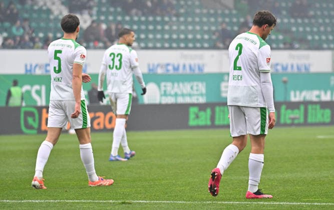 29 11 2025 Soccer Season 2025 2026 2 Soccer Bundesliga 14 Matchday SpVgg Greuther Fürth Kleeblatt VfL Bochum Sportfoto Zink MeZi xmexzix DFL regulations prohibit any use of photographs as image sequences and or quasi video only for editorial use Reno Münz Muenz 5, SpVgg Greuther Fürth Maximilian Solomon Dietz 33, SpVgg Greuther Fürth Lukas Reich 2, SpVgg Greuther Fürth disappointed disappointment