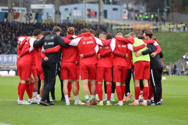 29 11 2025, Football, Men, 3 League, Season 2025 2026, 1 FC Saarbrücken Rot Weiss Essen, The team Rot Weiss Essen Saarbrücken Ludwigsparkstadion Saarland Germany DEU Copyright: xSebastianxBachx