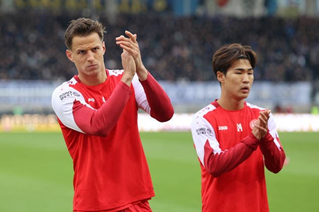 29 11 2025, Football, Men, 3 League, Season 2025 2026, 1 FC Saarbrücken Rot Weiss Essen, Michael Schultz Rot Weiss Essen , Kaito Mizuta Rot Weiss Essen Saarbrücken Ludwigsparkstadion Saarland Germany DEU Copyright: xSebastianxBachx