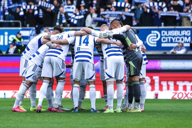 sports, football, 3 league season 2025 2026 16 matchday MSV Duisburg Alemannia Aachen 29 11 2025, schauinsland reisen arena team circle MSV Duisburg Duisburg schauinsland reisen arena North Rhine-Westphalia Germany