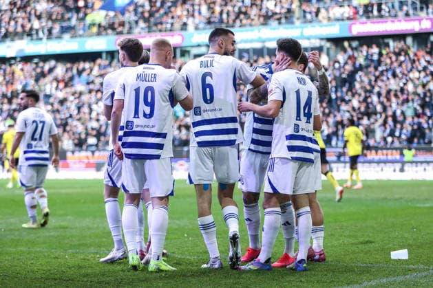 Sports, Football, 3 Liga Season 2025 2026 16 Matchday MSV Duisburg Alemannia Aachen 29 11 2025, schauinsland reisen arena Goal celebration MSV Duisburg after the goal to 1 0 by Conor Noß MSV Duisburg,14 the players are happy Duisburg schauinsland reisen arena North Rhine-Westphalia Germany