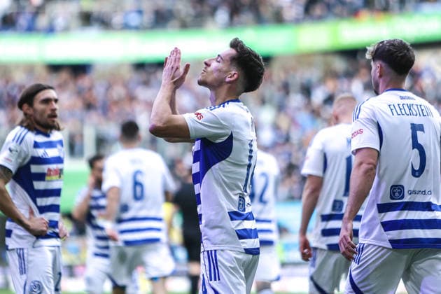 Sports, Football, 3 Liga Season 2025 2026 16 Matchday MSV Duisburg Alemannia Aachen 29 11 2025, schauinsland reisen arena Goal celebration MSV Duisburg after the goal to 1 0 by Conor Noß MSV Duisburg,14 the players are happy Duisburg schauinsland reisen arena North Rhine-Westphalia Germany