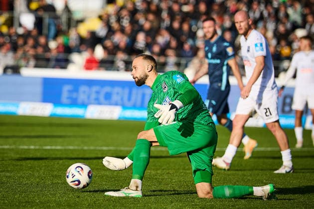 Christian Ortag SSV Ulm 1846, 39 Dropping GER, SSV Ulm 1846 vs TSV 1860 Muenchen, Football, Men, 3 Liga, 16 Matchday, Season 2025 2026, 29 11 2025 DFL, DFB regulations prohibit any use of photographs as image sequences and or quasi video GER, SSV Ulm 1846 vs TSV 1860 Muenchen, Football, Men, 3 Liga, 16 Matchday, Season 2025 2026, 29 11 2025 Ulm Copyright: xEibner-Pressefoto GeraldxOelze-dexStoppanyx EP_ODS