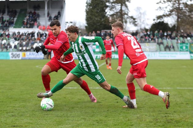 Soccer Regionalliga Nordost BSG Chemie Leipzig FSV Zwickau 29 11 2025 Fynn Seidel 10, Chemie Leipzig between Cemal Sezer 19, FSV Zwickau and Daniel Haubner 28, FSV Zwickau Football, Regionalliga Nordost, Season 2025 2026, 17 Matchday BSG Chemie Leipzig vs FSV Zwickau on 29 11 2025 at Alfred Kunze Sportpark, Leipzig Leutzsch Copyright: xBEAUTIFULxSPORTS JanxKaeferx