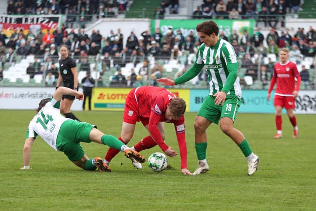 Soccer Regionalliga Nordost BSG Chemie Leipzig FSV Zwickau 29 11 2025 Match with from left Valon Aliji 14, Chemie Leipzig , Kilian Senkbeil 4, FSV Zwickau , Julius Hoffmann 19, Chemie Leipzig Soccer, Regionalliga Nordost, Season 2025 2026, 17 Matchday BSG Chemie Leipzig vs FSV Zwickau on 29 11 2025 at Alfred Kunze Sportpark, Leipzig Leutzsch Copyright: xBEAUTIFULxSPORTS JanxKaeferx
