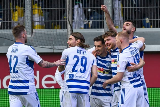 Conor Noß Noss Duisburg 14 cheers with the team after scoring the 1 0 goal 29 11 2025 Soccer MSV Duisburg vs SV Alemannia Aachen, Schauinsland Reisen Arena, Duisburg, DFB DFL REGULATIONS PROHIBIT ANY USE OF PHOTOGRAPHS AS IMAGE SEQUENCES AND OR QUASI VIDEO Copyright: xpepphotox xPeterxEppingerx pep00321, pep_20251129_hm_216033
