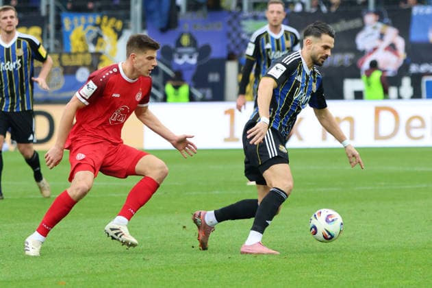 29 11 2025, Football, Men, 3 League, Season 2025 2026, 1 FC Saarbrücken Rot Weiss Essen, Kasim Rabihic 1 FC Saarbruecken , Michael Kostka Rot Weiss Essen Saarbrücken Ludwigsparkstadion Saarland Germany DEU Copyright: xSebastianxBachx